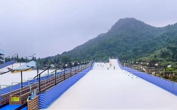 三角山四季滑雪場2小時滑雪票(含雪具)大小同價