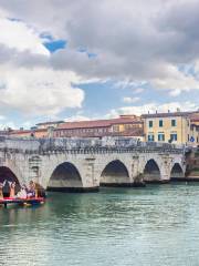 Marinando. In barca tra le arcate del ponte