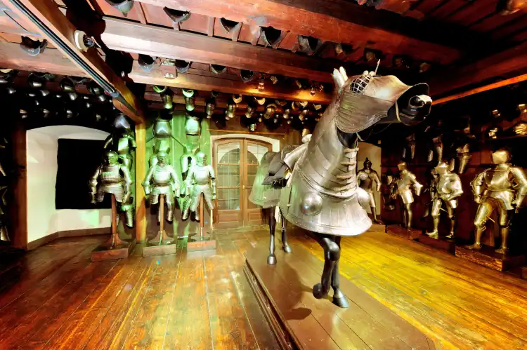 Các khách sạn gần Armory