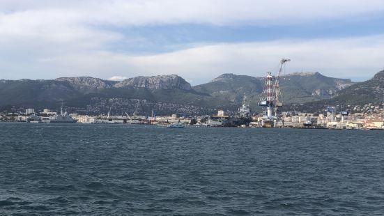 土伦港是法国南部地中海上重要的海军基地，能看到各种各样的军舰