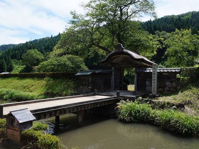 雖然交通不太便利,但如果您熱愛日本歷史,並且能說一點日語,絕對值得一去。這裡曾是一座繁榮的山中城下町遺址,如今已蕩然無存。現在,這裡重建了一些民居,大部分遺址也已被發掘,展現出石柱、城牆、水井等遺跡。一座小型博物館收藏著中世紀生活的文物。在距離一條谷朝倉遺址約3公里的森林深處,有一處名為「一條瀑布」的小瀑布。與其他我參觀過的瀑布相比,它規模較小,但絕對值得一看。

#感恩