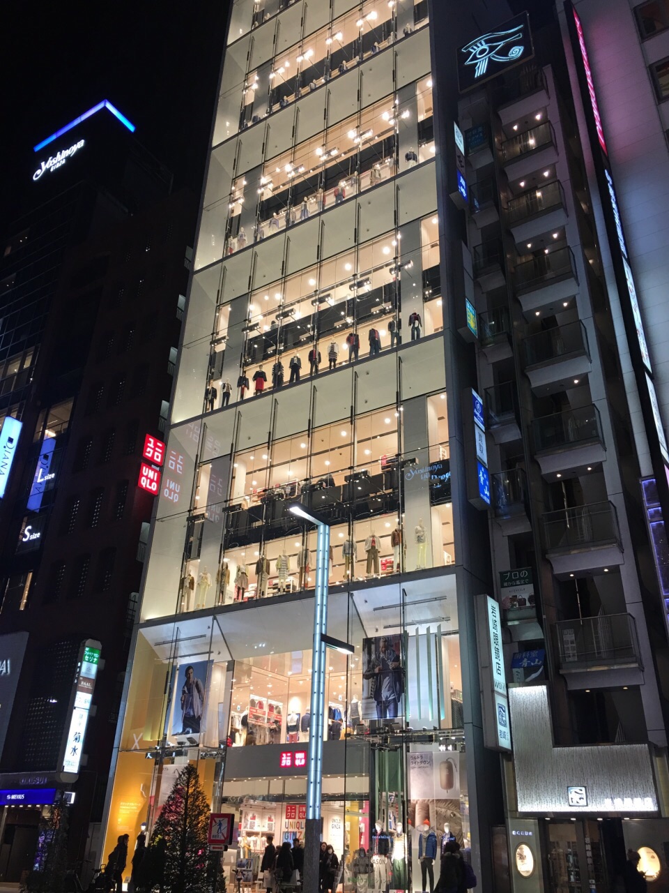 UNIQLO flagship shop UNIQLO TOKYO has opened up in the classy town of  Ginza