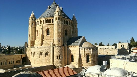 位於耶路撒冷舊城之南，對於猶太人和基督徒各具宗教歷史價值。這