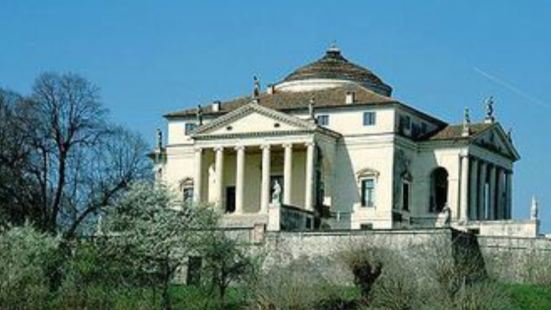圆厅别墅，位于维琴察市区一座小山顶，是一座优雅的罗马风格小别