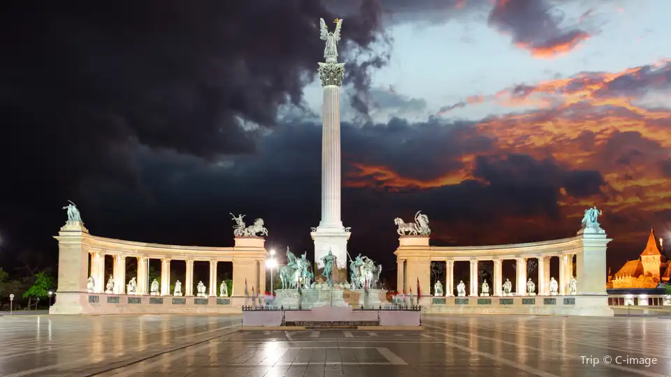 5_Heroes' Square