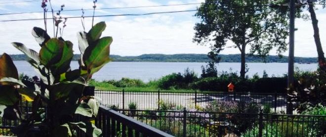 River Beach Pub & Eatery