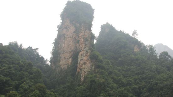 鹰窝寨是宝峰湖景区内的一个小景点，是进入景区后的第一站，是往