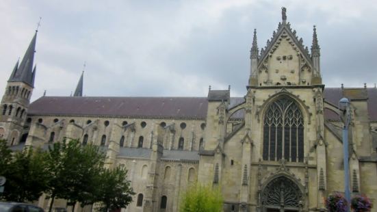 法国的兰斯是著名的教堂之地，这里的圣雷米教堂就是世界文化遗产
