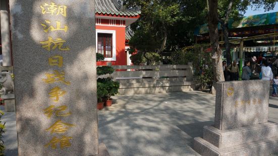 位于中山公园的西北角，距离汕头市博物馆很近可以一道联游。红墙