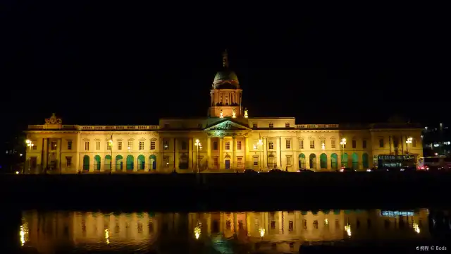 Hotels near The Custom House