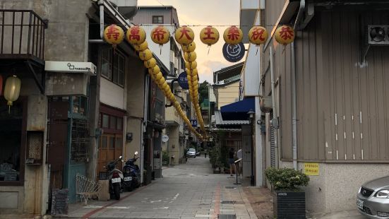 在台南的市井小街溜达，偶然走到的，街上挂满了灯笼，地上的雕刻