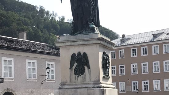 莫扎特雕像位於薩爾茨堡的莫扎特廣場上，緊鄰主教宮和王宮廣場。