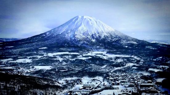 羊蹄山位于洞爷湖北侧，滑雪天堂二世古动场地的西面，号称是北海