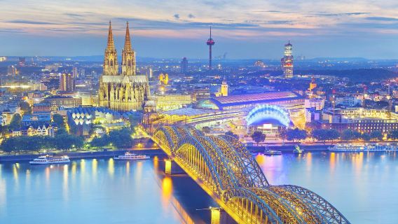 Excursión de un día a Dusseldorf o Colonia desde Ámsterdam con traslado al hotel incluido