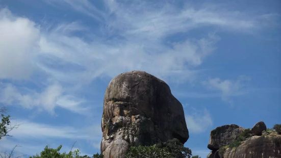 旗岩就是古堡的海边的一块大石头，大概可以这样形容的，给人感觉