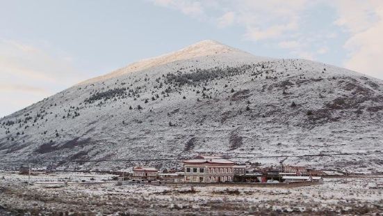 玉岭雪山，海拔约有5400米，位于康定与新都桥中间，在折多山