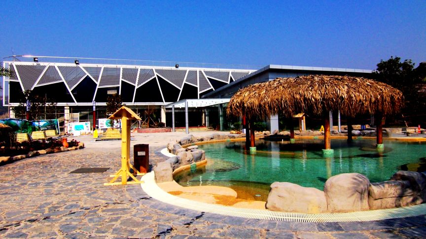 Tắm suối nước nóng tại Cám Châu