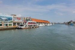 游客可以搭上观光船绕高雄第一、二港口和旗津岛，沿途可欣赏高雄