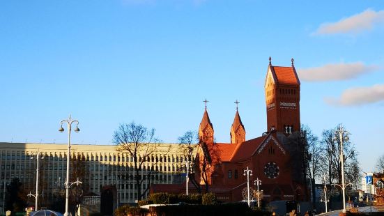 这个红教堂在明斯克白色的主流建筑中格外显眼，造型优美，靠近广