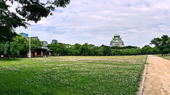 這裏公園是免費的，裏面有好多的櫻樹，公園總面積相當大，跟着人