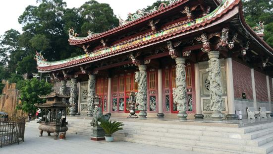 净峰寺香火很旺，整个寺庙这几年建设得不错。来净峰，一定要来净