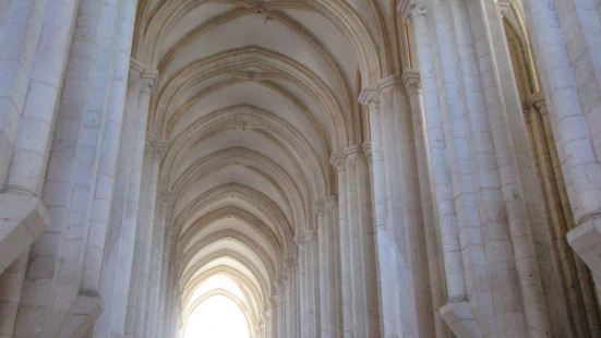 阿尔科巴萨修道院规模宏大、建筑风格鲜明、用料考究、建造细腻，