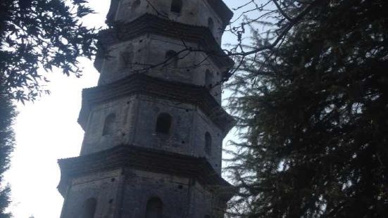 南峰塔，歷史悠久。風景秀麗，塔身不高，但是樓梯較陡。爬到塔頂