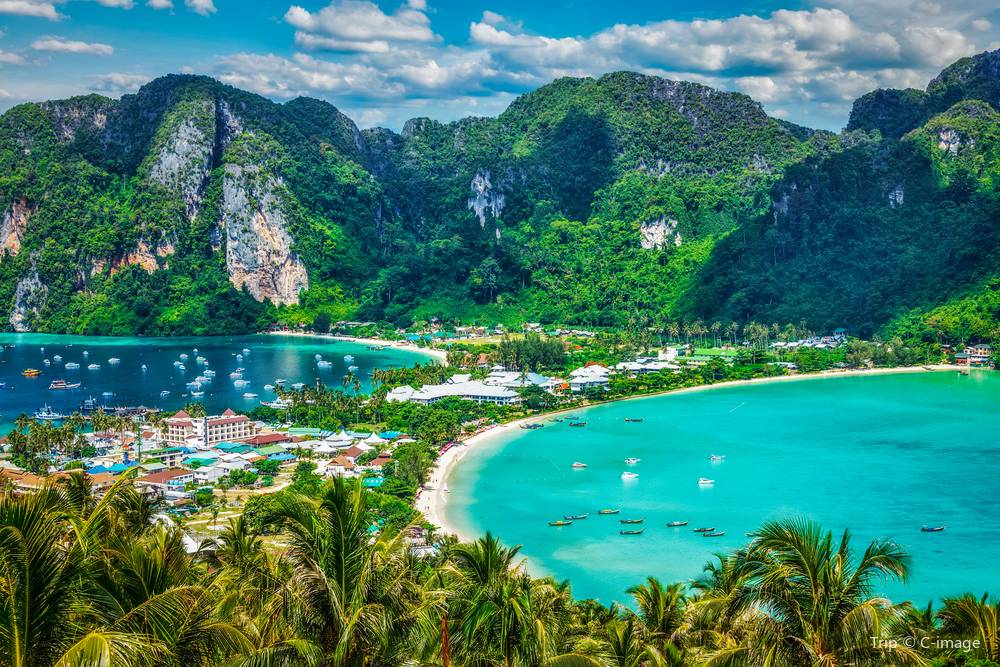 2. 🌊 Phuket-Destinasi Ramah Muslim di Thailand