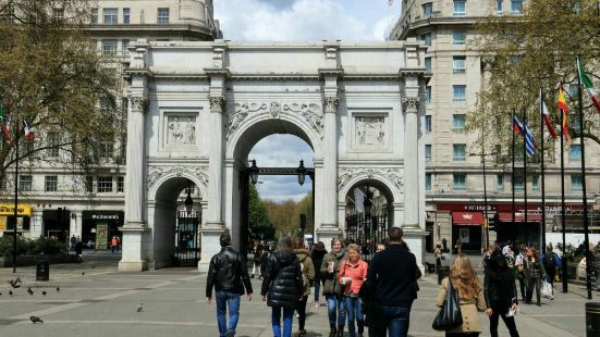 大理石拱門是英國倫敦的一處比較小的景點，他在特拉法加廣場的邊