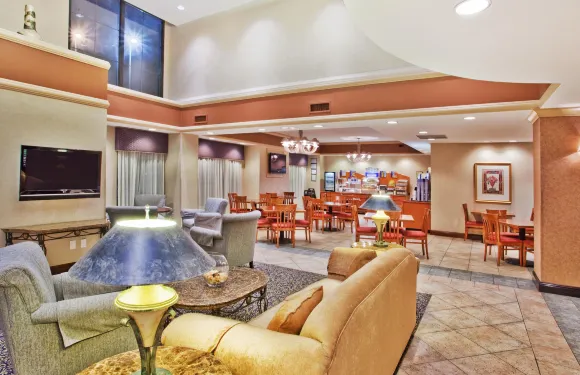 亞特蘭大佩裏米特購物中心智選假日酒店及套房-洲際酒店集團旗下