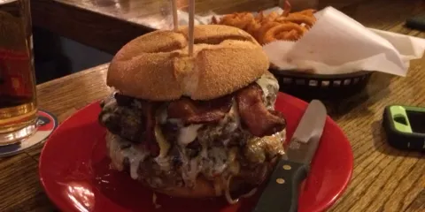 Rozzi's Lakeshore Tavern