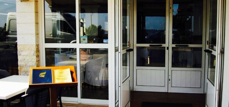 La Mer Fish Tavern
