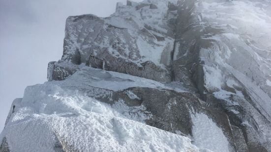 勃朗峰是阿尔卑斯山的最高峰，我们从霞慕尼坐索道上山，这里游很