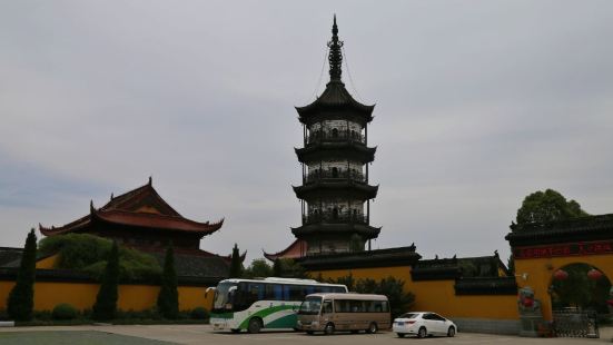 報本塔位於平湖東湖景區的報本禪寺內。這是一座有着幾百年歷史的