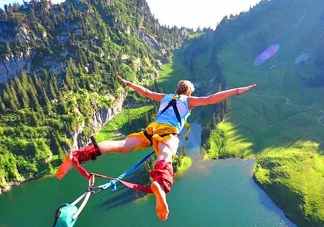 Going Into The Sea by Day, Romantic France Can Also Give You A Shot of Adrenaline