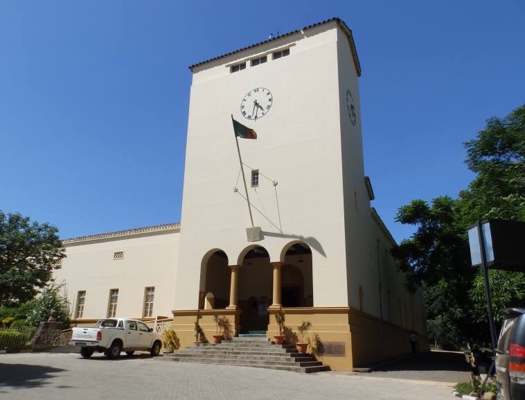 The Livingstone Museum -Zambia
It is an iconic structure built many years ago along the famous Musiotunya Road.It is the largest and oldest museum near Victoria falls. The museum has exhibits of artifacts related to local history and prehistory, including photographs, musical instruments, and possessions of David Livingstone, the explorer and missionary.It holds an impressive collection of early-human artifacts and that of David Livingstone. The collection has not been updated in many years. Very interesting for its content and context.