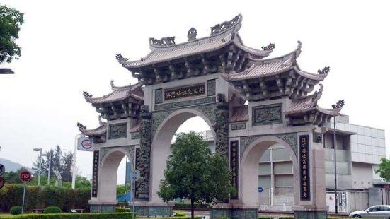 从石排郊野公园那边有免费接驳车上山,但半小时才一趟,我从三月