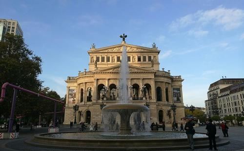 法兰克福老歌剧院在二战时期就存在了，因为这个城市属于军事工业