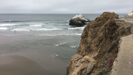 海水浴场是在悬崖餐厅这一块的，在餐厅吃饭之后就到浴场走走的。