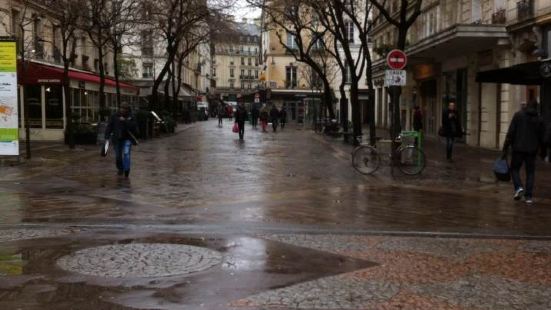 经过龙萨布隆广场时，天气不是很好的，所以并没有在广场逗留多少
