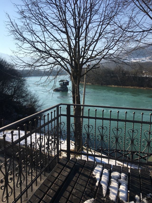 河中小屋