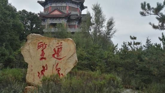 平凉香山位于甘肃省平凉市崆峒山旅游风景区内，景区以丹霞地貌地