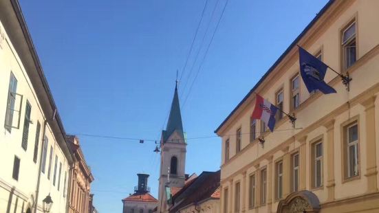 游览克罗地亚的萨格勒布市区～～圣马克教堂。教堂建筑风格独特，