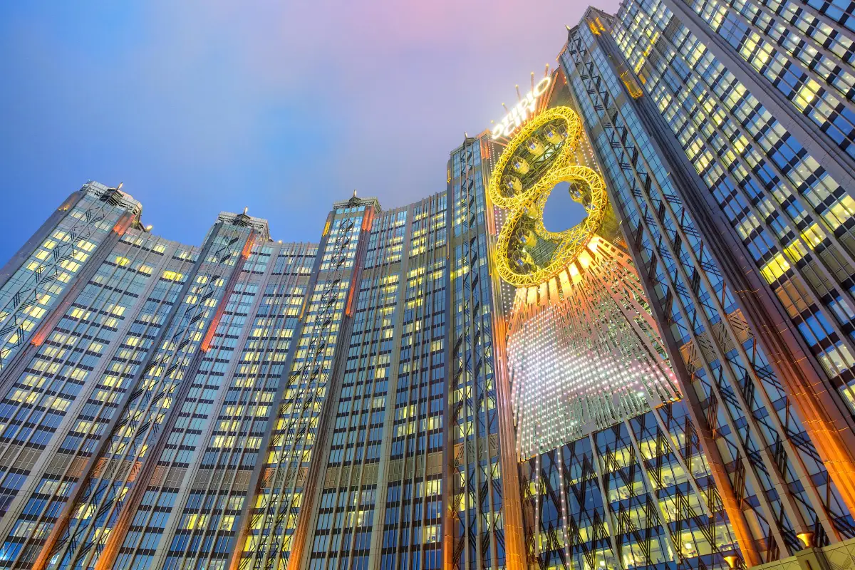 Golden Reel Figure-8 Ferris Wheel