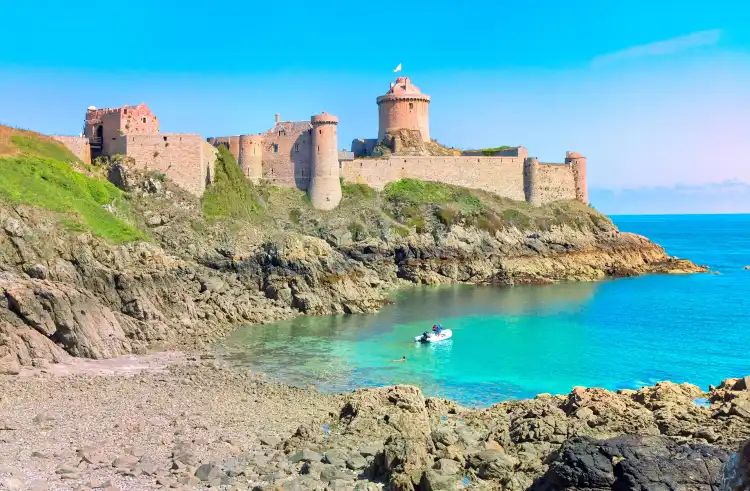 Hoteles cerca de Costa de granito rosa
