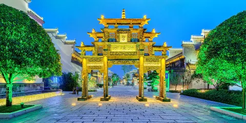 鳩茲夜遊演藝小鎮