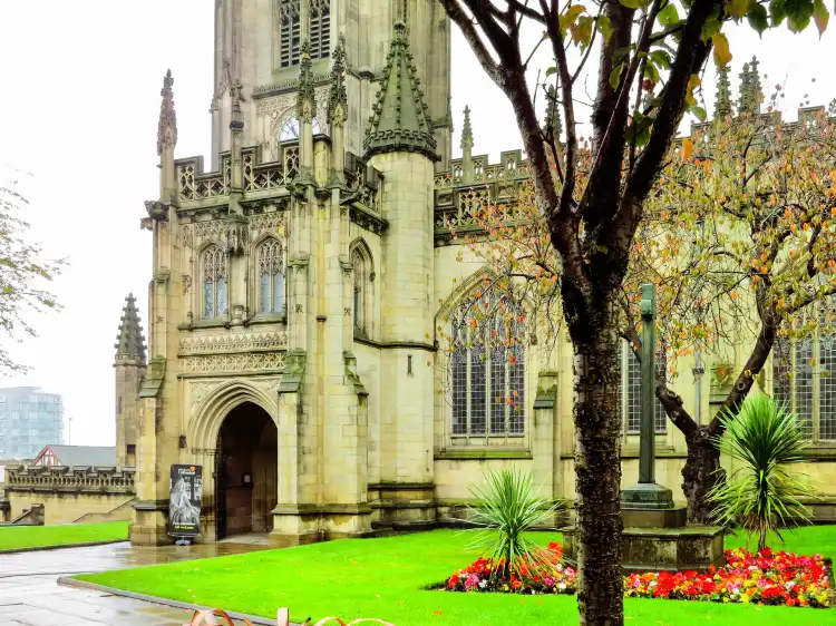 Hotel dekat St Mary Church