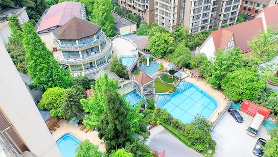 Huashuiwan First Village Hot Spring Hotel