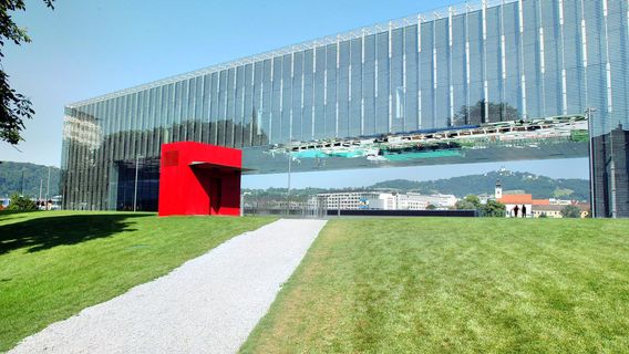Lentos Kunstmuseum (Museum of Modern Art Linz)