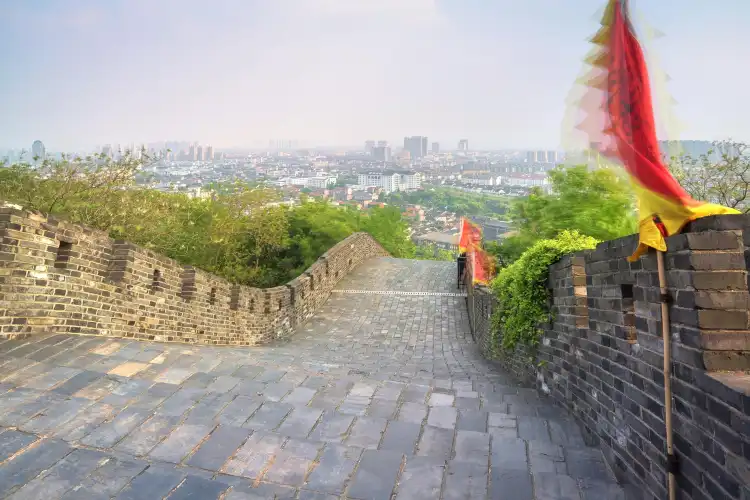 위산 성벽 주변 호텔